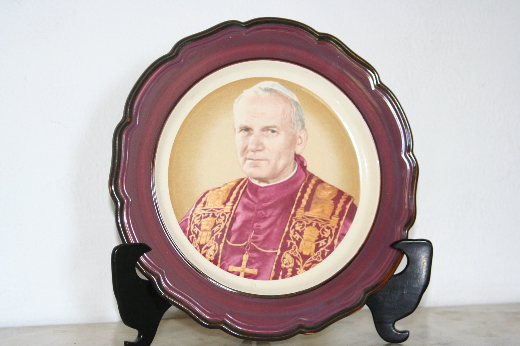 Antique plate with the image of Pope John 2